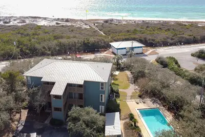 Image de Driftwood- Steps to the beach! - Sleeps 6