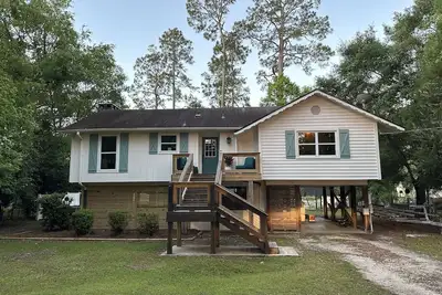 Image de Updated home with water access and boat lift.