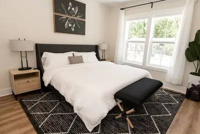 Image de 2 Kings, 2 Queens, 3. 5 baths, Bonus Room - 2 mins from Pnc Arena & Carter-Finley