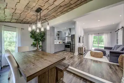 Image de Lakeside Escape 3-Bedroom Bungalow with a Hot Tub