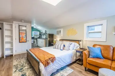 Image de Stylish & Comfy Carriage House ~ 5 min to Forsyth