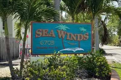 Image de Ground floor unit with lanai, pool, 5 min. walk to beach, restaurants and bars!