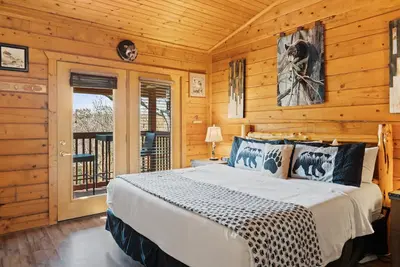 Romantic Studio Cabin near Shows and Attractions