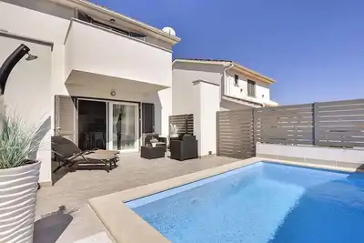 Image de Maison de vacances avec terrasse et piscine