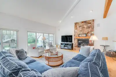 Image de Spacious Modern Farmhouse w/Private Beach, Oversized Hot Tub & Game Room