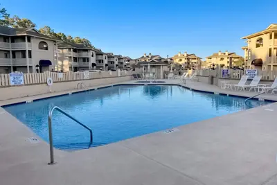 Image de Lake-view 3rd-floor condo with balcony, hot tub, outdoor pool, washer/dryer, Ac