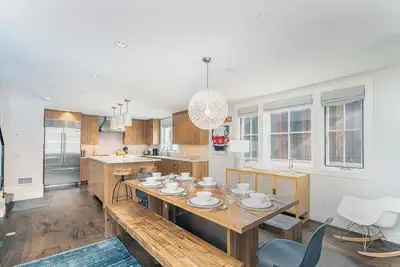 Image de Downtown Chic One Block Gondola & Main Street