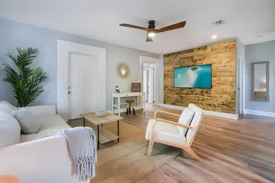 Image de Beachy 3bd: Minutes from the Beach!