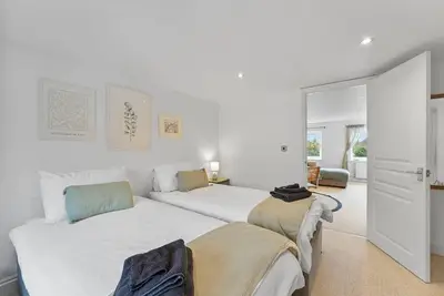 Image de Perfect location, dog friendly beautiful home