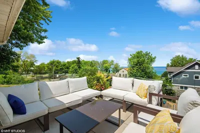 Image de Live the good life! Relaxed modern living with lake views.
