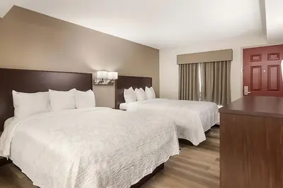 Image de Prime Location! 2 Relaxing Units, Free Parking, Pet-Friendly Property