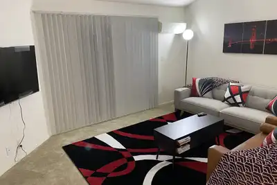 Image de \"Cozy Haven: Your Urban Retreat\"