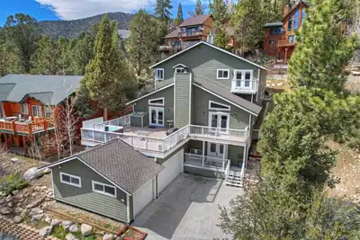 Image de Antelope Mountain Retreat by Destination Big Bear: Open Concept! Rock Fireplace! Pool Table! Spa!