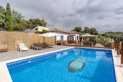 Maison de vacances \"Cortijo La Solana Montefrío\" avec vue sur les montagnes, piscine privée et Wi-Fi