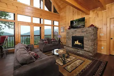 Image de Spacious 8 bedroom log cabin- mountain view, game room, tiki bar, pool access
