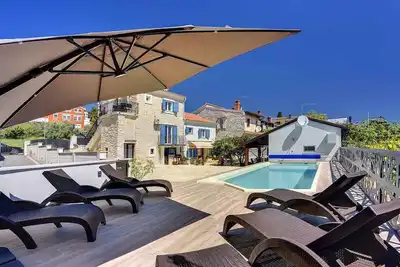 Image de appartement de vacances avec piscine et transats