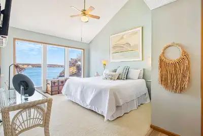 Image de Poolside Condo with Amazing Lake Views & Design