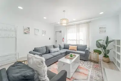 Image de 3 Bd with Parking and Shared Yard - Palm Wave Says