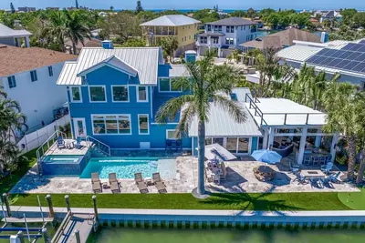Image de Coastal Dreaming On The Water Hot tub and Heated Pool and 6 person Golf Cart. Sleeps 14