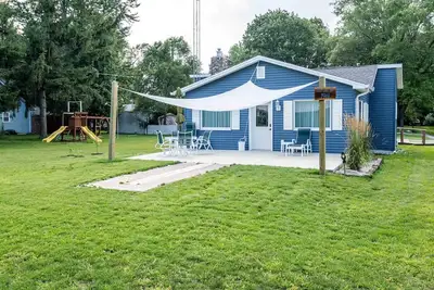 Image de Blue Lake Inn house is across from Burtchville Park and Beach