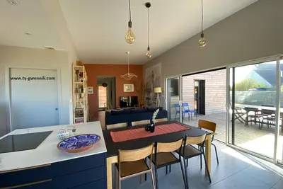Image de New wooden house 400 m from the Grève Blanche beach. 5 minutes walk!