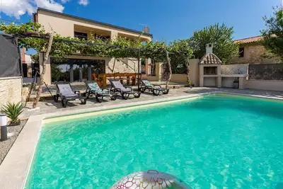 Image de Maison de vacances Zminj pour 1 - 7 personnes avec 3 chambres à coucher - Maison de vacances