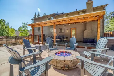 Image de Beautiful manor with king suite, gas fire pit, private hot tub, and more!
