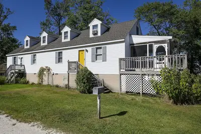 George's Retreat - Tucked away, yet close to the Beach!