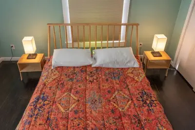 Image de Mid-Century Downtown Staunton Loft