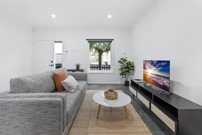 Image de Sleek 2-Bed Terrace near Local Parks