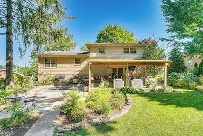 Image de 3 Mi to Lake Redman: Home w/ Furnished Pergola!