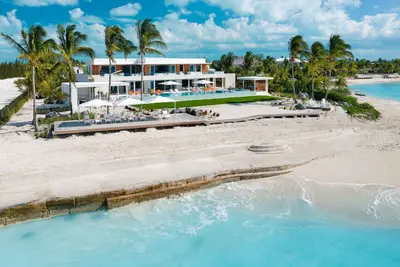 Image de Two Acre Beachfront Estate With 2 Beach Decks, Bar, Gym, Volleyball & Pickleball