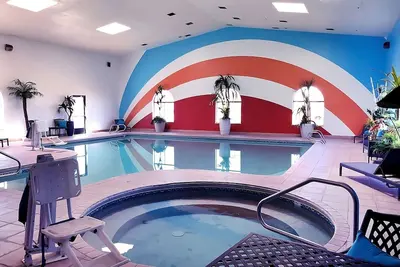 Image de Relax and Unwind! Kid-friendly Unit w\/ Free Breakfast & Parking! Pool & Hot Tub!