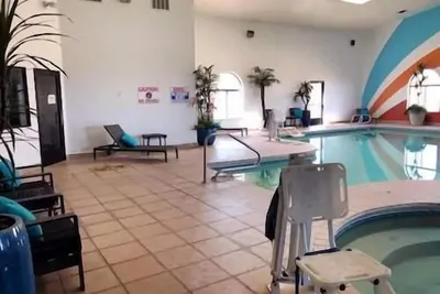 Image de 2 Pet-friendly Units Near Navajo Nation Council Chambers! Pool Access & Hot Tub!