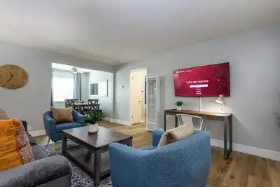 Image de Chique-2 bedroom duplex with fenced backyard close to Stanford Hospitals