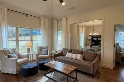 Image de 3bd 2ba Sleeps 9 Private Lot. Golfcart to Lake, Swimming Pool, Weight Room.