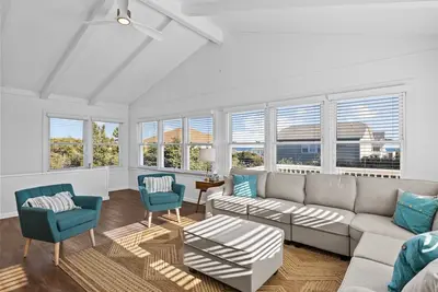 Image de Sunny Days - New - Hot Tub - Renovated - Family Fun