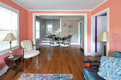 Image de Downtown 1930's shingle home with color.