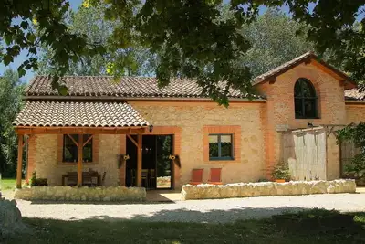 Image de Trois gîtes nichés dans un grand domaine, autour d'une piscine chauffée à 27°.