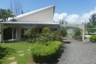 Image de Grande maison contemporaine avec vue sur mer et montagne