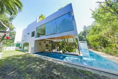 Image de Luxurious Villa - 16 guests - 15 mins downtown and beach.