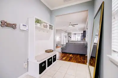 Image de Lakefront 3 Br w\/ Office +Fenced Yard (6 mo minimum)
