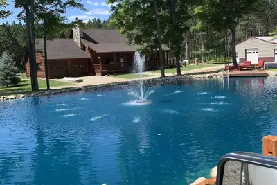 Image de Tall Pines Lodge with private pond.