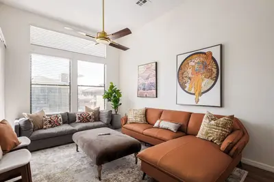 Image de Newly remodeled and designer condo overlooking pool in prime Scottsdale location