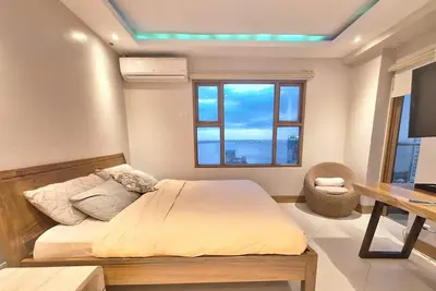 Image de Luxury King 2br 2ba Condo w\/ Kitchen Balcony Bayview Pool Netflix