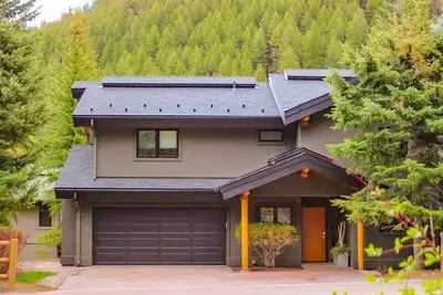 Image de Slope-Side Chic: Home with Hot Tub