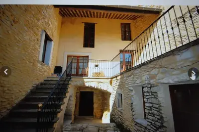 Image de Proche Avignon Grande Maison calme en pierres avec cour intérieure-8personnes