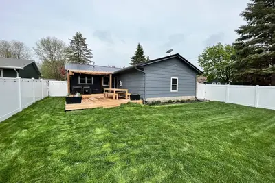 Image de All the amenities. Indoor Hot Tub, Fire Pit, Huge deck, Fenced in back yard