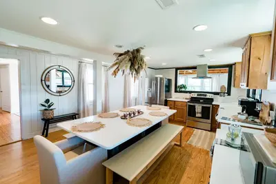 Image de 4 Bed 4 Full Bath large deck 2Min walk to beach with new hot tub!
