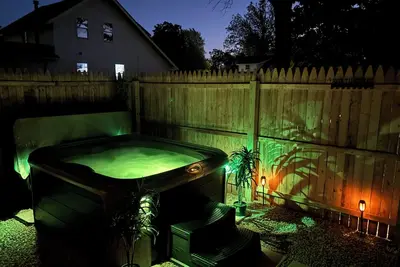 Image de Cozy Romantic Beachy Bungalow with Relaxing Hot Tub-3 min walk to Lake Erie